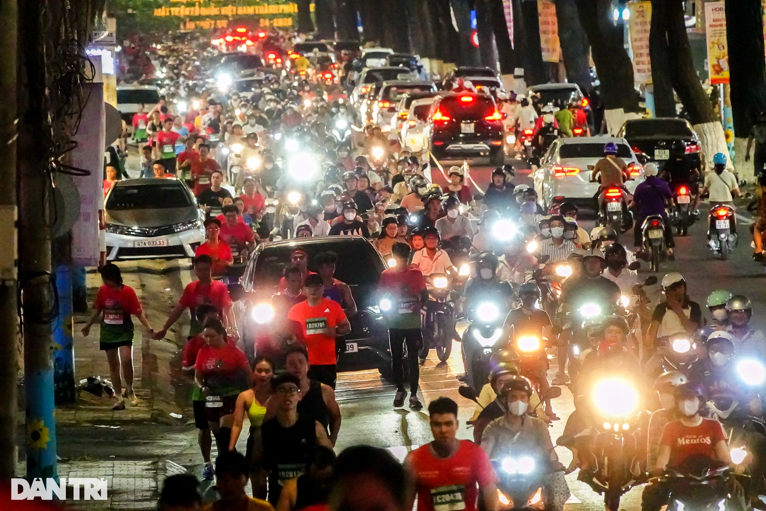 Hàng nghìn vận động viên chen chúc trên đường Nguyễn Trãi khi tham gia giải chạy tối 13/4 ở Cần Thơ (Ảnh: Bảo Kỳ).