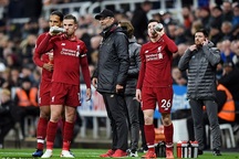 Lý do khiến cho các cầu thủ Premier League dễ lây virus corona