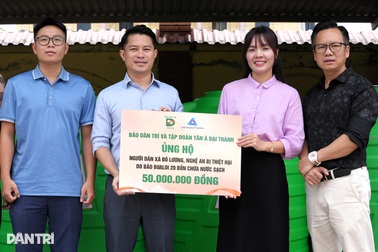 Trao tặng 50 bồn nước giúp người dân vùng mưa bão ổn định cuộc sống