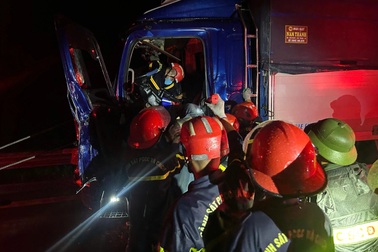 Giải cứu tài xế mắc kẹt sau tai nạn trên cao tốc