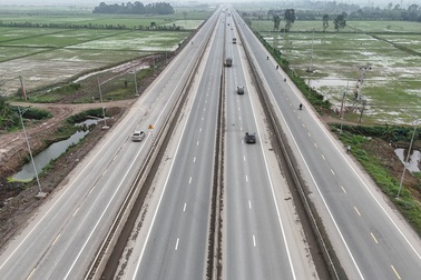 Chiêm ngưỡng tuyến đường 8 làn, rộng hơn cao tốc ở Hưng Yên