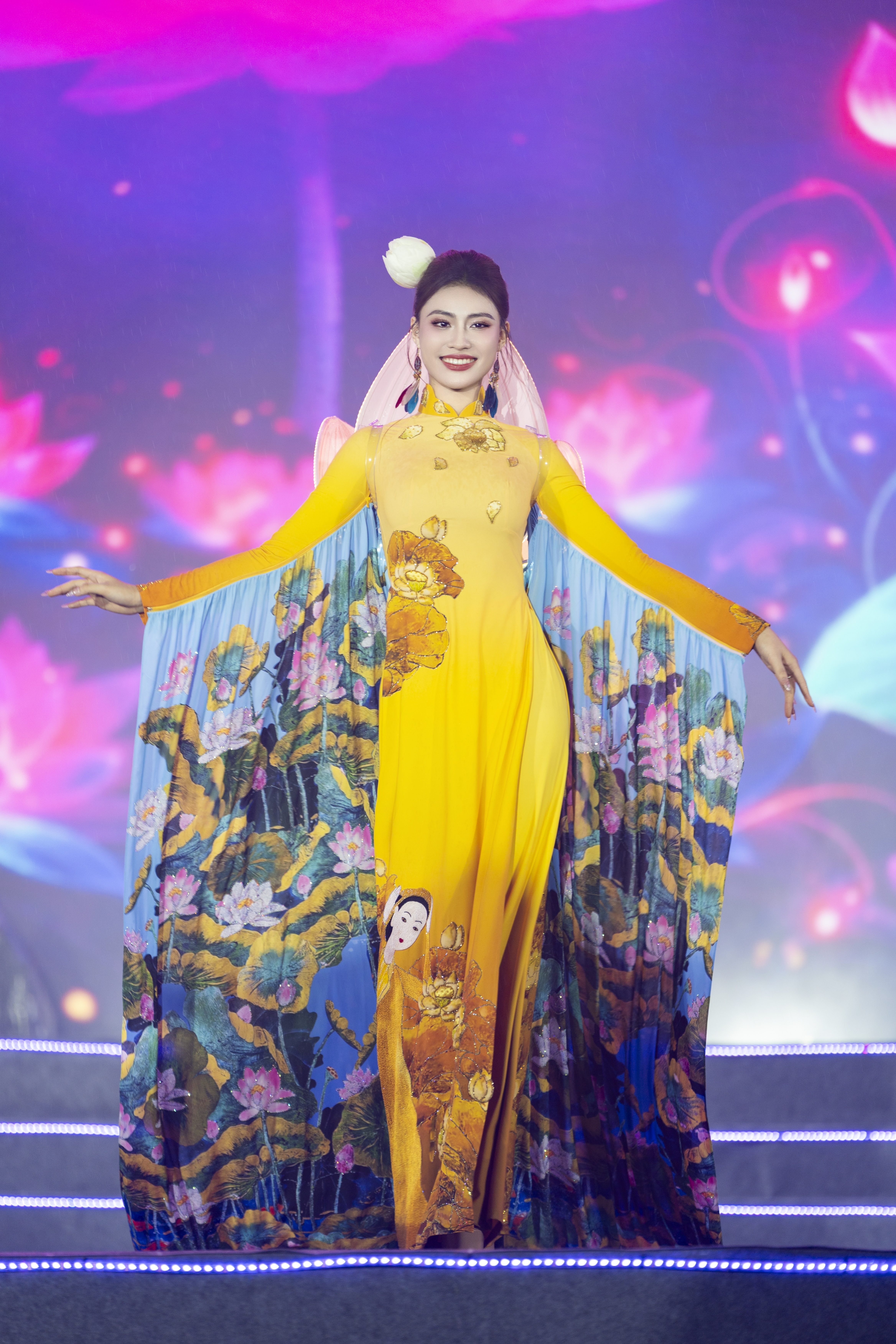 Hoa hậu Hoàng Châu Anh thu hút với áo dài “cánh sen phát sáng” dưới mưa - 1 Hoa hậu Hoàng Châu Anh thu hút với áo dài “cánh sen phát sáng” dưới mưa - 1