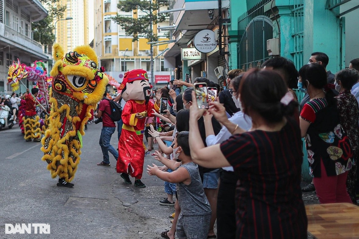Hàng nghìn người tham gia Lễ hội Tết Nguyên tiêu đầy màu sắc ở TPHCM - 14 Hàng nghìn người tham gia Lễ hội Tết Nguyên tiêu đầy màu sắc ở TPHCM - 14