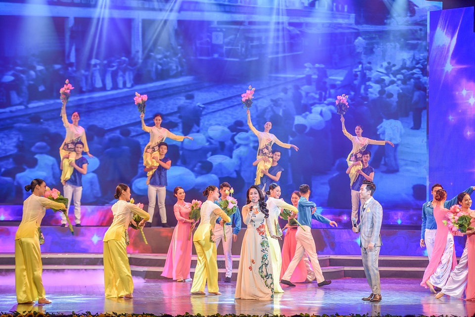 Nồng nàn, sâu lắng với chương trình “Tổ quốc tôi chưa đẹp thế bao giờ” - 11 Nồng nàn, sâu lắng với chương trình “Tổ quốc tôi chưa đẹp thế bao giờ” - 11