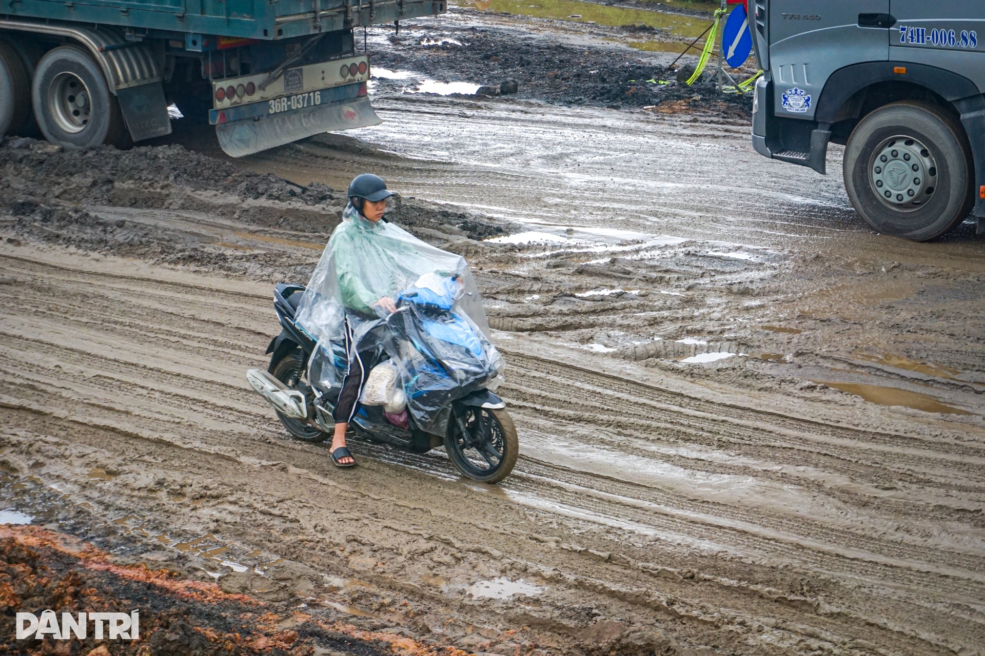 Phương tiện nối đuôi nhau bò qua nút giao lầy như ruộng ở Đà Nẵng - 6 Phương tiện nối đuôi nhau bò qua nút giao lầy như ruộng ở Đà Nẵng - 6