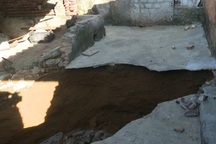 Đất vỡ toác, sụt lún bất thường khiến người dân hoang mang