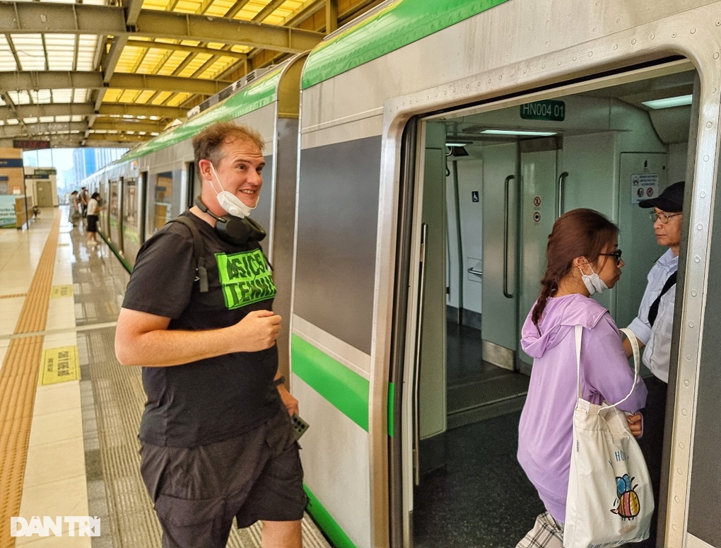 Học sinh Hà Nội trải nghiệm ngoại khóa trên tàu điện - 2 Học sinh Hà Nội trải nghiệm ngoại khóa trên tàu điện - 2