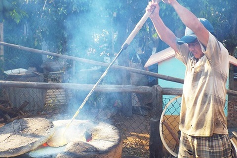 Kiếm tiền triệu nhờ đúc chân đèn cung ứng cho thị trường Tết