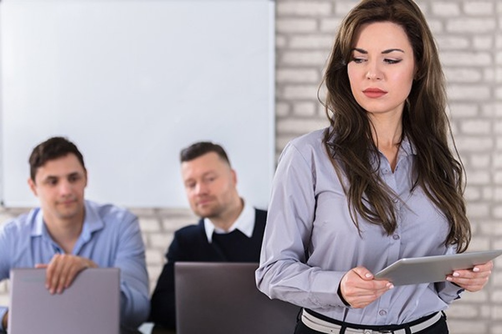 Khen khách nữ nóng bỏng, nam hướng dẫn viên... mất việc - 1 Khen khách nữ nóng bỏng, nam hướng dẫn viên... mất việc - 1