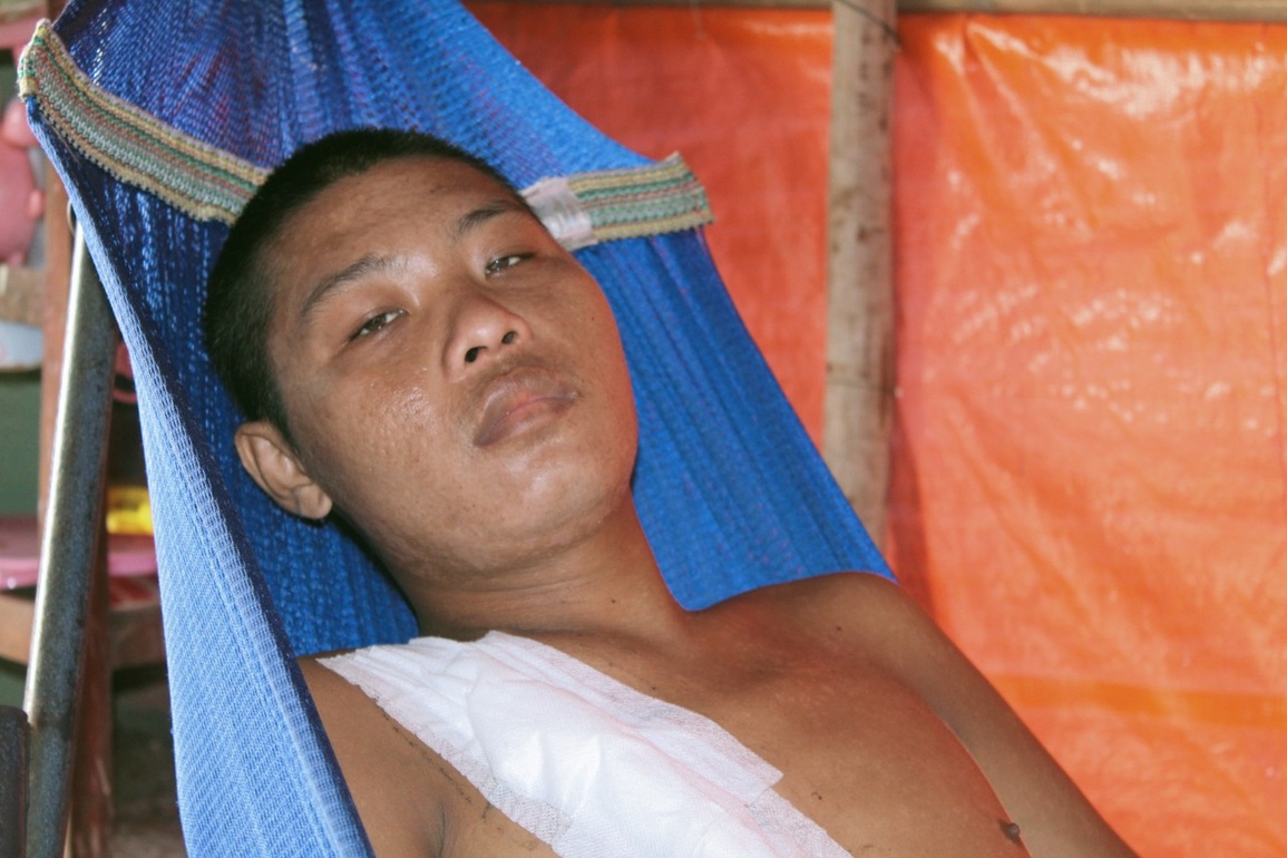 Thắt lòng cảnh bé gái 3 tuổi ôm chân cha cầu xin cha đừng chết - 2 Thắt lòng cảnh bé gái 3 tuổi ôm chân cha cầu xin cha đừng chết - 2