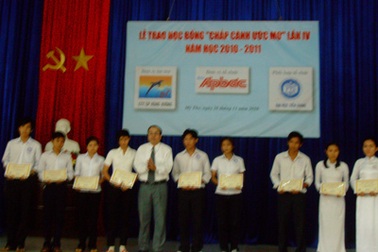 Tiền Giang: Trao 75 suất học bổng cho học sinh, sinh viên nghèo