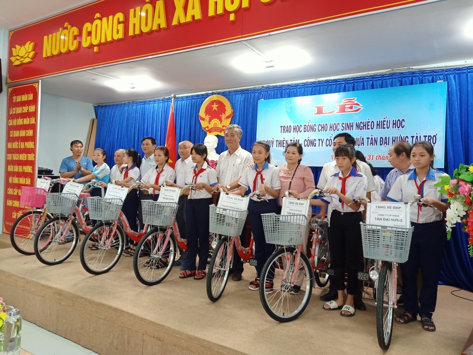 Bạc Liêu: Trao nhiều suất học bổng, xe đạp cho học sinh nghèo hiếu học - 2 Bạc Liêu: Trao nhiều suất học bổng, xe đạp cho học sinh nghèo hiếu học - 2