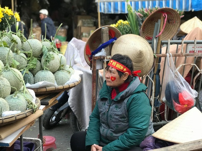 Hàng rong chợ Đồng Xuân vừa bán hàng vừa tranh thủ lên đồ cổ vũ U22 Việt Nam - Ảnh 10.