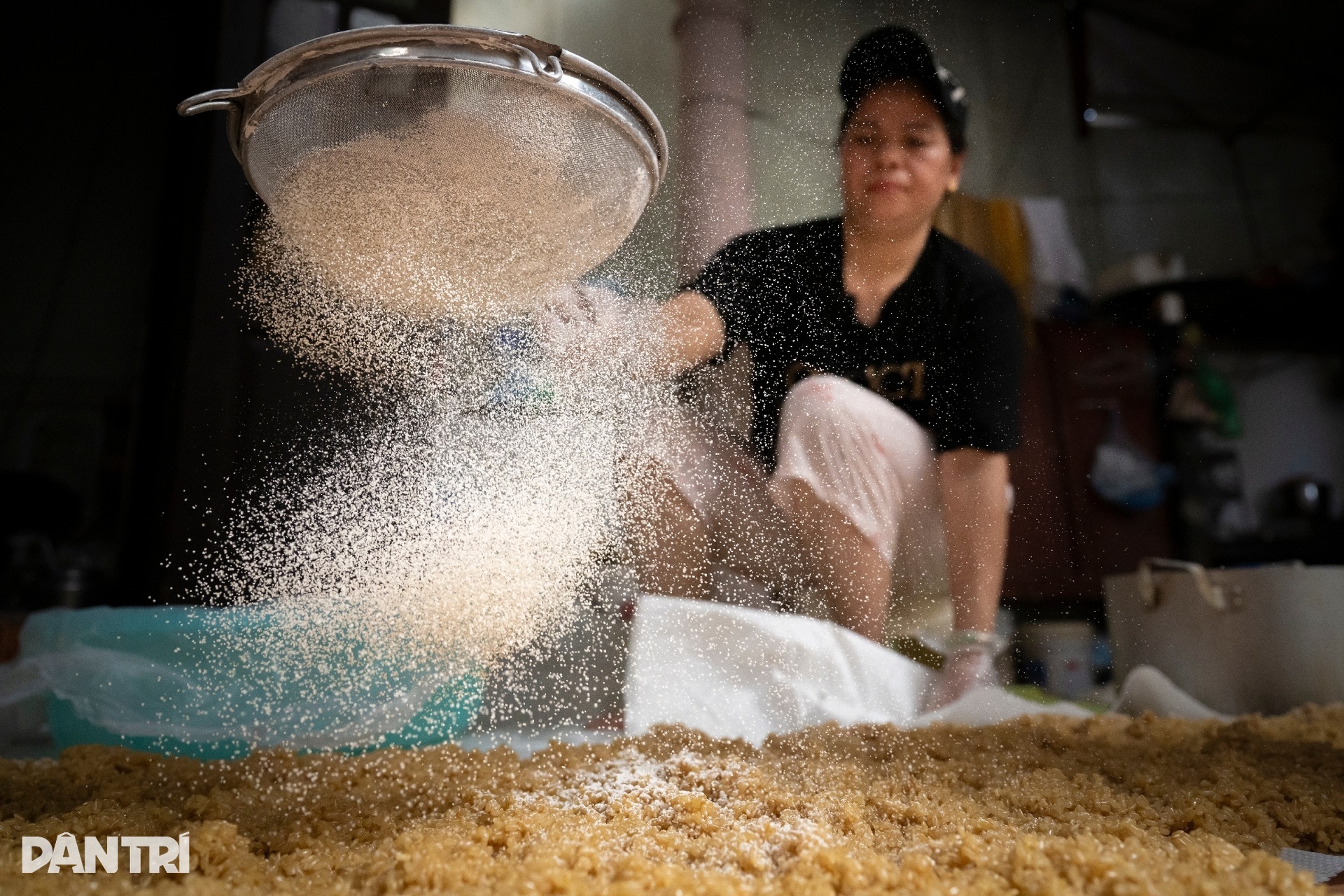 Người làng nghề ở Hà Nội xuyên đêm làm cả tấn rượu nếp phục vụ Tết Đoan Ngọ - 7 Người làng nghề ở Hà Nội xuyên đêm làm cả tấn rượu nếp phục vụ Tết Đoan Ngọ - 7