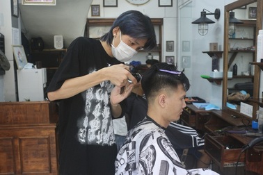 "Thượng đế" nô nức mua tông đơ: Chủ quán phát tài, ngày đút túi chục triệu