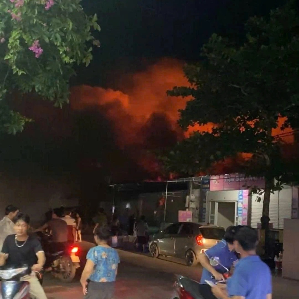 Cửa hàng bốc cháy trong đêm, nữ gia chủ khóc ngất vì không cứu được tài sản - 1 Cửa hàng bốc cháy trong đêm, nữ gia chủ khóc ngất vì không cứu được tài sản - 1