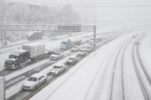 Mỹ đối mặt bão tuyết dữ dội, 6 bang ban bố tình trạng khẩn cấp