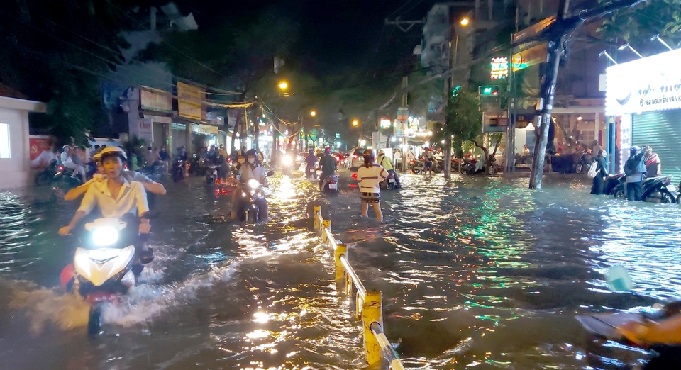 Con đường ngập suốt nửa ngày sau cơn mưa ở Sài Gòn - 4 Con đường ngập suốt nửa ngày sau cơn mưa ở Sài Gòn - 4