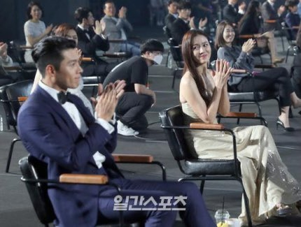 Hyun Bin và Son Ye Jin tình tứ tại lễ trao giải Baeksang - 13 Hyun Bin và Son Ye Jin tình tứ tại lễ trao giải Baeksang - 13