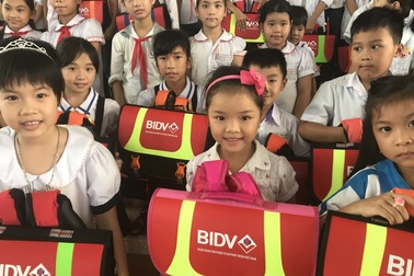 BIDV tặng 5.000 cặp phao cứu sinh cho học sinh vùng sông nước