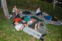 Du khách trải bạt, thuê chiếu vạ vật ngủ giữa trời đêm chờ dự lễ đền Hùng