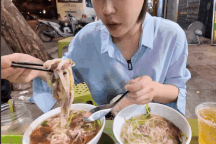 Món quen thuộc ở Hà Nội khiến khách Hàn Quốc gọi liền 2 suất để "đã thèm"