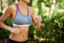 Quảng cáo áo ngực thể thao bị "tuýt còi" vì ảnh ngực trần