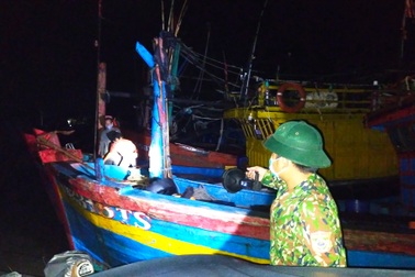 Bất chấp dịch Covid-19, ngư dân vùng cách ly xã hội vẫn lên tàu ra khơi