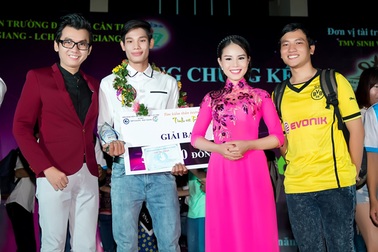 Á vương Quốc Đạt lịch lãm bên người đẹp