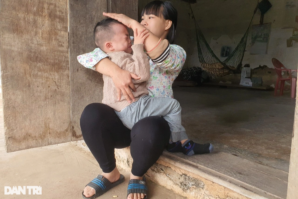 Bé trai sinh non mắc bại não, người mẹ chỉ biết ôm con ngồi khóc - 7 Bé trai sinh non mắc bại não, người mẹ chỉ biết ôm con ngồi khóc - 7