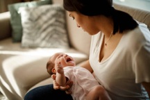 "Bế con về nhà ngoại phải xin phép, nhà chồng cho đi mới được đi!"