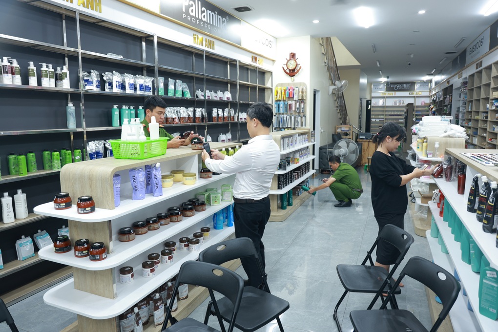 Công an kiểm tra 4 kho hàng, phát hiện 2,5 tấn mỹ phẩm nhập lậu - 1 Công an kiểm tra 4 kho hàng, phát hiện 2,5 tấn mỹ phẩm nhập lậu