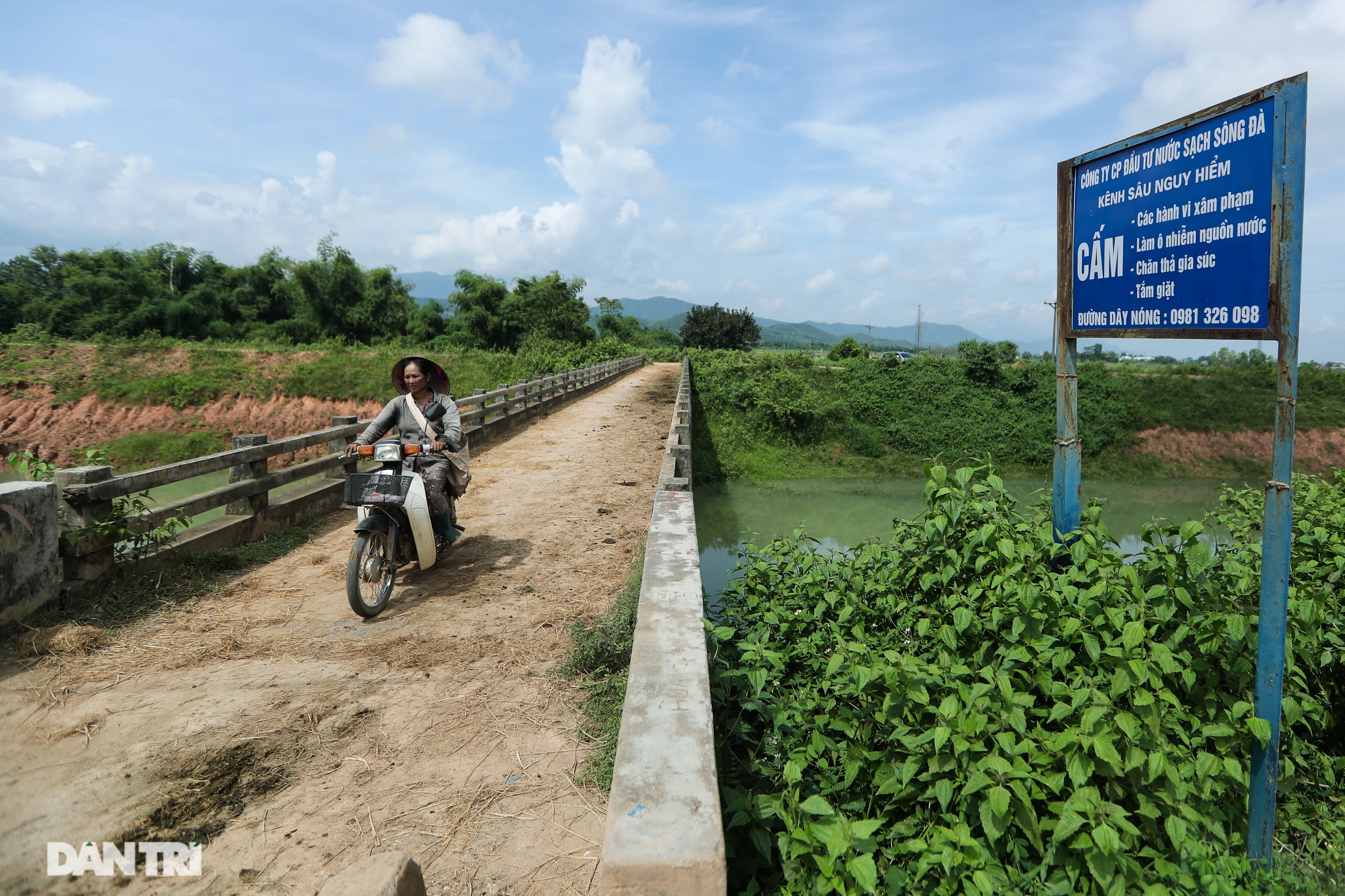 Đàn trâu nhởn nhơ rũ chất thải trên kênh dẫn vào nguồn nước sạch Hà Nội - 10 Đàn trâu nhởn nhơ rũ chất thải trên kênh dẫn vào nguồn nước sạch Hà Nội - 10