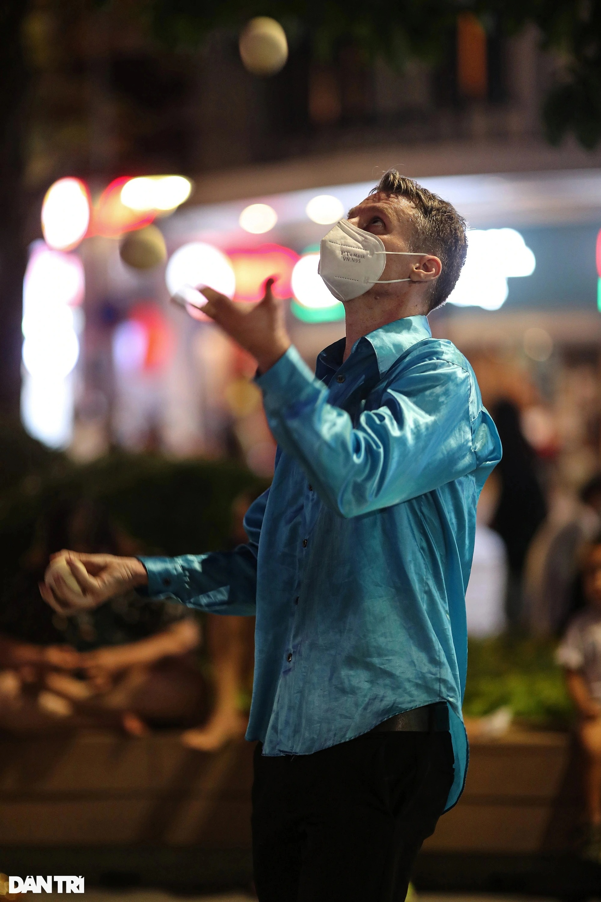 Trung tâm TPHCM ùn ứ, người dân đổ xuống phố Nguyễn Huệ chờ countdown 2022 - 11