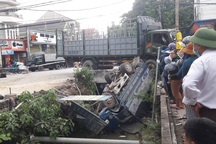 Xe tải bị tông bay xuống kênh, tài xế tử vong