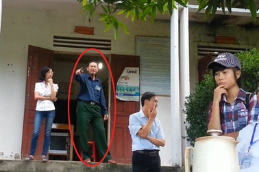 Phó Chủ tịch xã dọa... đập máy của phóng viên