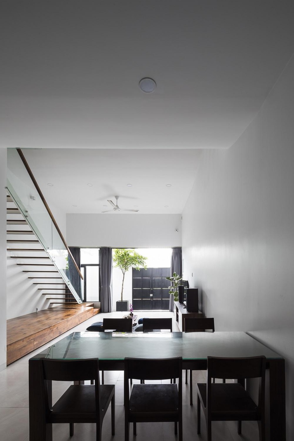 Khám phá bí mật đằng sau ngôi nhà có nhiều cửa sổ ở Sài Gòn - 7