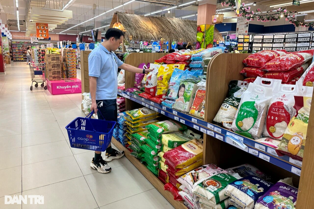 Chủ sạp than hầu như không còn gạo giá dưới 16.000 đồng/kg - 2 Chủ sạp than hầu như không còn gạo giá dưới 16.000 đồng/kg - 2