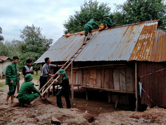 Lực lượng chức năng Quảng Trị giúp dân chằng chống nhà cửa, sơ tán ứng phó cơn bão số 13 - Ảnh 1.