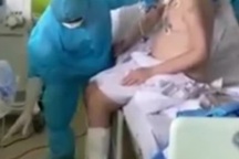 Bệnh nhân Covid-19 nặng nhất nước đã có thể ngồi dậy, đung đưa cả 2 chân