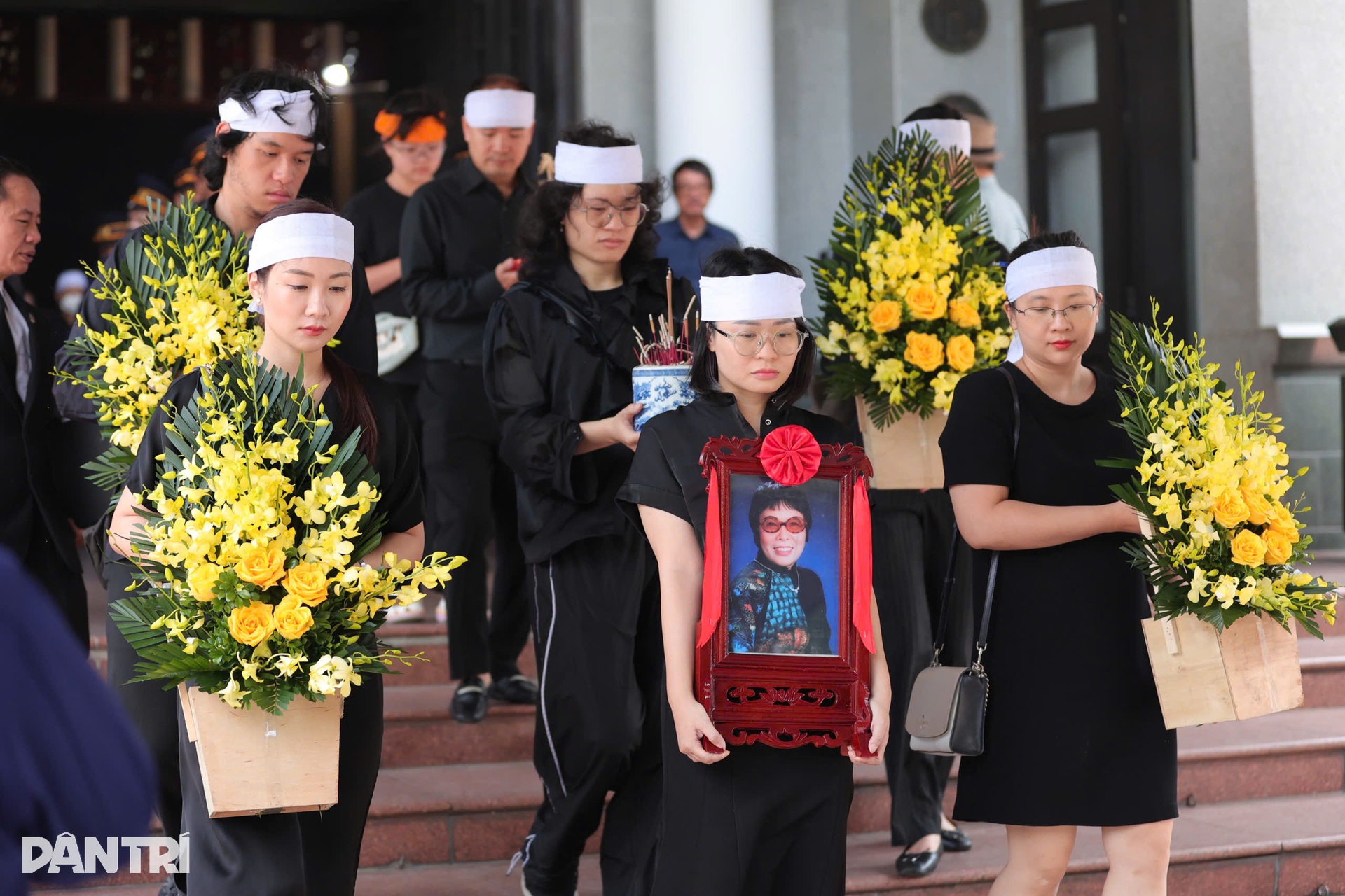 Lan Hương, Xuân Bắc và nhiều nghệ sĩ tiễn đưa NSND Phạm Thị Thành - 19 Lan Hương, Xuân Bắc và nhiều nghệ sĩ tiễn đưa NSND Phạm Thị Thành - 19