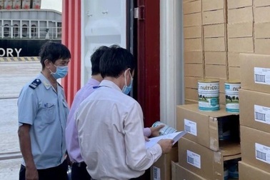 Thấy gì vụ 22.000 hộp sữa từ thiện từ Úc về Việt Nam tắc ở cảng 1 tháng?