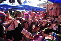 Sắc màu chợ thổ cẩm vùng núi Bắc Hà