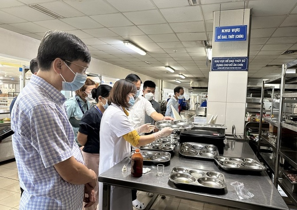 Hà Nội ráo riết giám sát an toàn thực phẩm tại bếp ăn khu công nghiệp - 2 Hà Nội ráo riết giám sát an toàn thực phẩm tại bếp ăn khu công nghiệp - 2