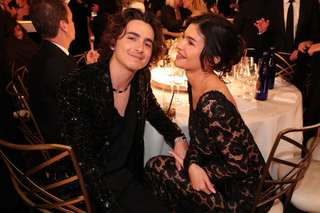 Chàng thơ" Timothée Chalamet ngọt ngào khóa môi bạn gái Kylie Jenner | Báo  Dân trí