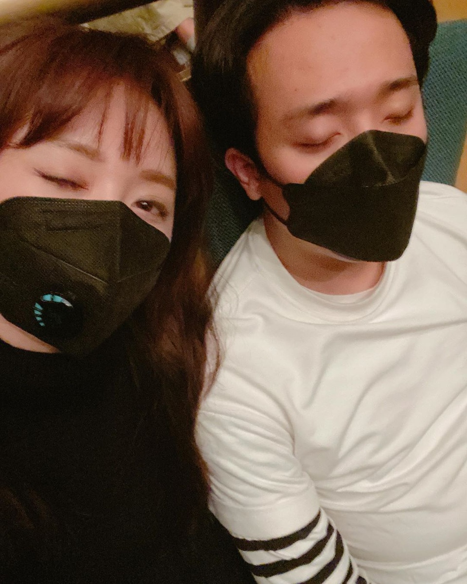 Muôn kiểu chống dịch cực “độc” của sao Việt, đeo khẩu trang cho cả cún cưng - 3