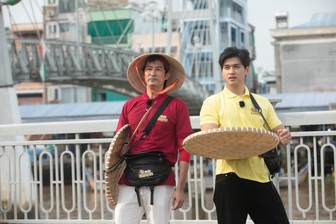 Huy Khánh và dàn nghệ sĩ lần đầu trải nghiệm những nghề mưu sinh dịp Tết