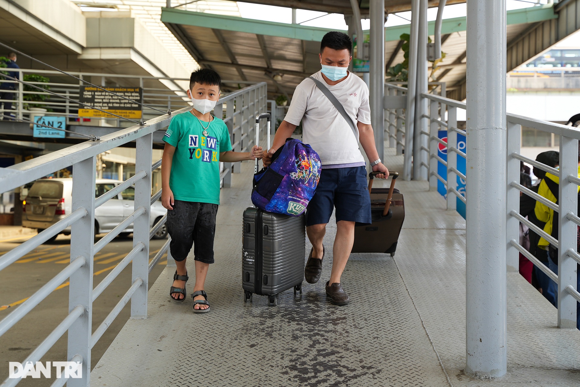 Người dân trở lại Hà Nội sau nghỉ lễ, các tuyến đường cửa ngõ ùn tắc cục bộ - 10 Người dân trở lại Hà Nội sau nghỉ lễ, các tuyến đường cửa ngõ ùn tắc cục bộ - 10