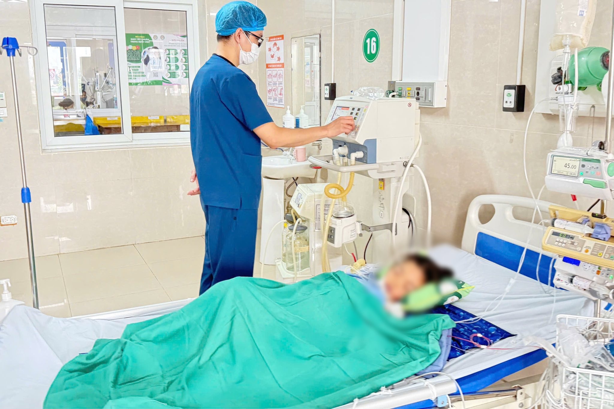 Người mẹ kể giây phút con gái bị rắn độc chui ra từ điều hòa cắn vào người - 3