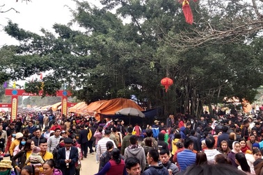 Hàng vạn người rồng rắn lên Na Sơn Động Phủ xin nước thánh